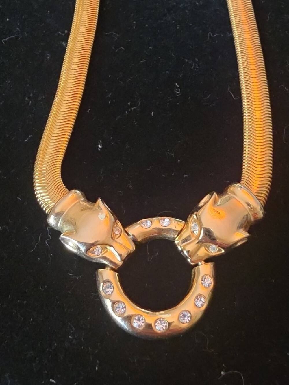 Vintage gold-tone statement necklace featuring dual Leopard terminals. - Picture 2 of 4